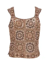 Musculosa tejida a crochet con cuadrados de la abuela en tonos marrón y beige.