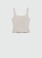 Top de punto de canalé color gris claro, con tirantes finos, escote cuadrado y diseño entallado.