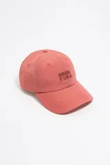 Gorra deportiva color coral con logo bordado en el frente.