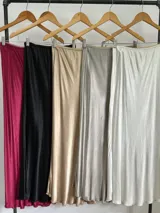 Falda larga gris de satén con cintura elástica.