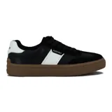 Zapatillas urbanas negras con detalle de una franja blanca en el lateral y suela marrón.