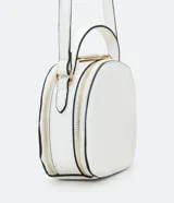 Bolso pequeño cruzado de forma redondeada, color negro con detalles en blanco. Tiene correa ajustable, tirante de mano y cierre de cremallera.