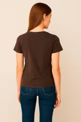 Remera negra con estampado de labios rojos brillantes y la frase "Girls just want to have fun" en letras doradas.