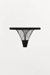 Tanga negra de encaje floral con cintura elástica.