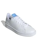 Championes Adidas Advantage blancos con detalles en celeste en la lengüeta y talón. Presentan perforaciones laterales y suela de goma. Inspirados en el calzado de tenis.