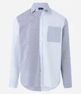 Camisa de hombre de corte clásico, confeccionada en tejido oxford con bloques de color celeste y gris. Cuenta con cuello tradicional, abotonadura frontal, mangas largas y bolsillo de parche en el pecho.