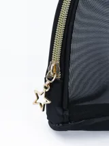 Neceser de malla color negro con cierre dorado.