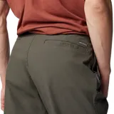 Pantalón de hombre color azul marino, de corte recto, con bolsillos laterales, bolsillos de seguridad con cierre y bolsillo para cuchillo. Confeccionado en tejido elástico con tecnología Omni-Shade UPF 50.