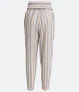 Conjunto de pantalón y blusa de algodón a rayas verticales en tonos beige, celeste y blanco. El pantalón es de corte recto con cintura elástica y puños ajustados. La blusa es de corte crop con escote en V y mangas cortas abullonadas.