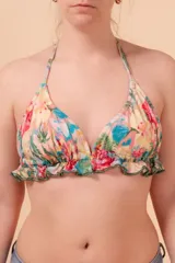 Top de bikini con estampado geométrico multicolor, corte triangular, tiras finas para atar en cuello y espalda, detalle de volados en el borde inferior y bolsillo interno para colocar almohadillas. Confeccionado con tela que contiene fibra LYCRA® XTRA LIFE™.