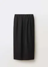 Falda midi negra de tejido mezcla de lana, con tiro medio, fruncido elástico en la cintura, dos bolsillos laterales y diseño recto.
