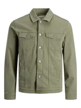 Chaqueta de denim color verde oliva, de corte recto, con cuello clásico, cierre frontal abotonado, bolsillos con solapa abotonada en el pecho y bolsillos laterales.