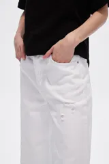 Pantalón de jean azul de tiro alto, corte recto y aberturas laterales en el ruedo.