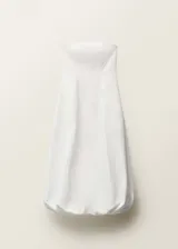 Vestido strapless blanco de corte recto y largo midi, con bolsillos laterales. Incluye collar plateado con dije de llave.
