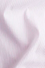 Pantalón de pijama de corte holgado en algodón a rayas verticales color lila y blanco. Modelo de tiro bajo con elástico revestido en la cintura y cordón para ajustar.
