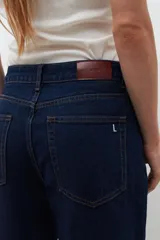 Pantalón jean de tiro alto, corte amplio y pierna recta, color azul oscuro.