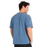Remera color ladrillo de corte recto, con cuello redondo y mangas cortas. Logo de Caterpillar bordado en el pecho y parche con logo en la manga.