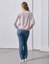 Buzo de modal estampado a rayas horizontales rosas y blancas, con cuello redondo y puños acanalados.