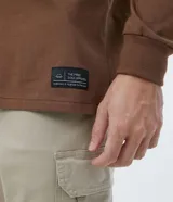 Remera marrón de manga larga con cuello redondo y puños ajustados.