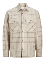 Sobrecamisa beige a cuadros con cierre de botones, manga larga y bolsillos en el pecho.