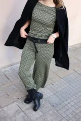 Pantalón palazzo de punto fino con estampado geométrico en tonos azulados.