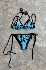Bikini de dos piezas con estampado floral en tonos celeste y negro.
