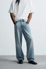 Pantalón de jean celeste de corte amplio, con efecto lavado y roturas.
