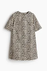 Vestido corto de corte evasé con estampado de leopardo en tonos beige y negro. Tiene cuello redondo, manga corta y cierre de lágrima en la espalda.