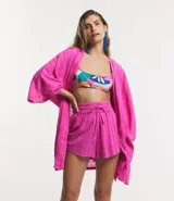Short de playa fucsia de algodón texturizado, con cintura elástica y lazo ajustable.