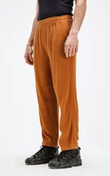 Pantalón de lino color ocre, de corte recto, con cintura elástica ajustable con cordón y bolsillos ribete en el delantero.