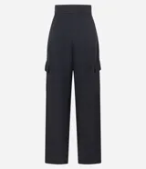 Pantalón de vestir negro, de corte recto, con bolsillos cargo laterales, cintura lisa y pliegues delanteros.