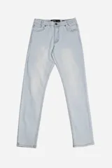 Pantalón de jean azul oscuro, corte recto, tiro medio y con presillas para cinturón.