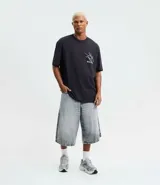 Remera de algodón color negro, corte regular, cuello redondo y manga corta. Presenta un estampado localizado con lettering "Burn Inside" al frente y un diseño gráfico denominado "Dystopia" en la espalda.