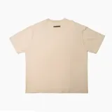 Remera color beige con cuello redondo y estampado con texto en el pecho y logo en la parte inferior.