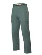 Pantalón largo de trekking color verde, con múltiples bolsillos con cierre y ajuste con broche y cierre falso. Fabricado en tela liviana de secado rápido con poliéster reciclado y tecnología Natural Flex.