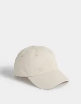Gorra color crudo con bordado frontal de la palabra 'STORIES' en el mismo tono. Tiene visera curva y correa ajustable en la parte trasera.