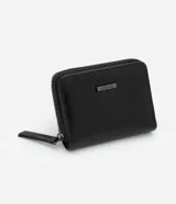 Billetera pequeña de poliuretano color negro, con cierre de cremallera y botón a presión, espacio para tarjetas y logo metálico de la marca en el frente.