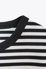 Camiseta marrón de algodón con cuello redondo y mangas cortas.
