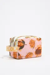 Neceser Bimba y Lola con estampado de limones y naranjas, asa de mano con logo de la marca, cierre con cremallera y bolsillo interior.