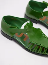 Sandalias de cuero azul con diseño semi-abierto y tiras tipo gladiador. Cierre con velcro y forro interior de cuero de chancho. Calzan chico.