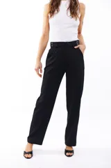 Pantalón de vestir negro de corte recto, con bolsillos laterales y presillas con hebillas decorativas en la cintura.