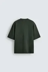 Remera verde oscuro de corte oversize, manga corta y cuello redondo.