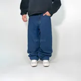 Pantalón de jean azul oscuro, corte ultra baggy, con bolsillos traseros con bordado de la marca.