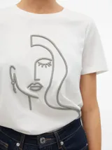 Camiseta blanca de algodón con cuello redondo y mangas cortas. Presenta un bordado en el frente con el contorno de un rostro femenino.
