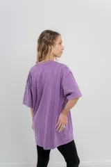 Remera oversize color marrón con efecto lavado, cuello redondo y mangas cortas amplias.