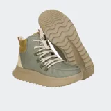 Botas Hey Dude Wendy Peak color beige con detalles en marrón.