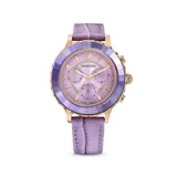 Reloj Swarovski Octea Lux Chrono con caja de acero color oro rosa, bisel facetado de cristal morado, esfera iridiscente color morado con tres subesferas y correa de piel morada.