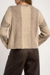 Sweater de tejido de punto grueso, con diseño de rayas verticales anchas en tonos marrón oscuro y negro. Presenta cuello redondo y mangas largas.