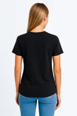 Remera azul marino con estampado de la palabra "Hope" en letras de diferentes colores y una flor amarilla.