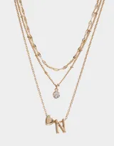 Collar corto dorado multicadena con dije de corazón y letra R.